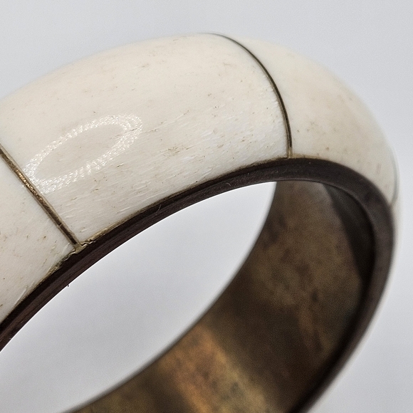 VINTAGE Speckled Cream Enamel Inlay Brass Chunky 1" Bangle Bracelet - Picture 5 of 5